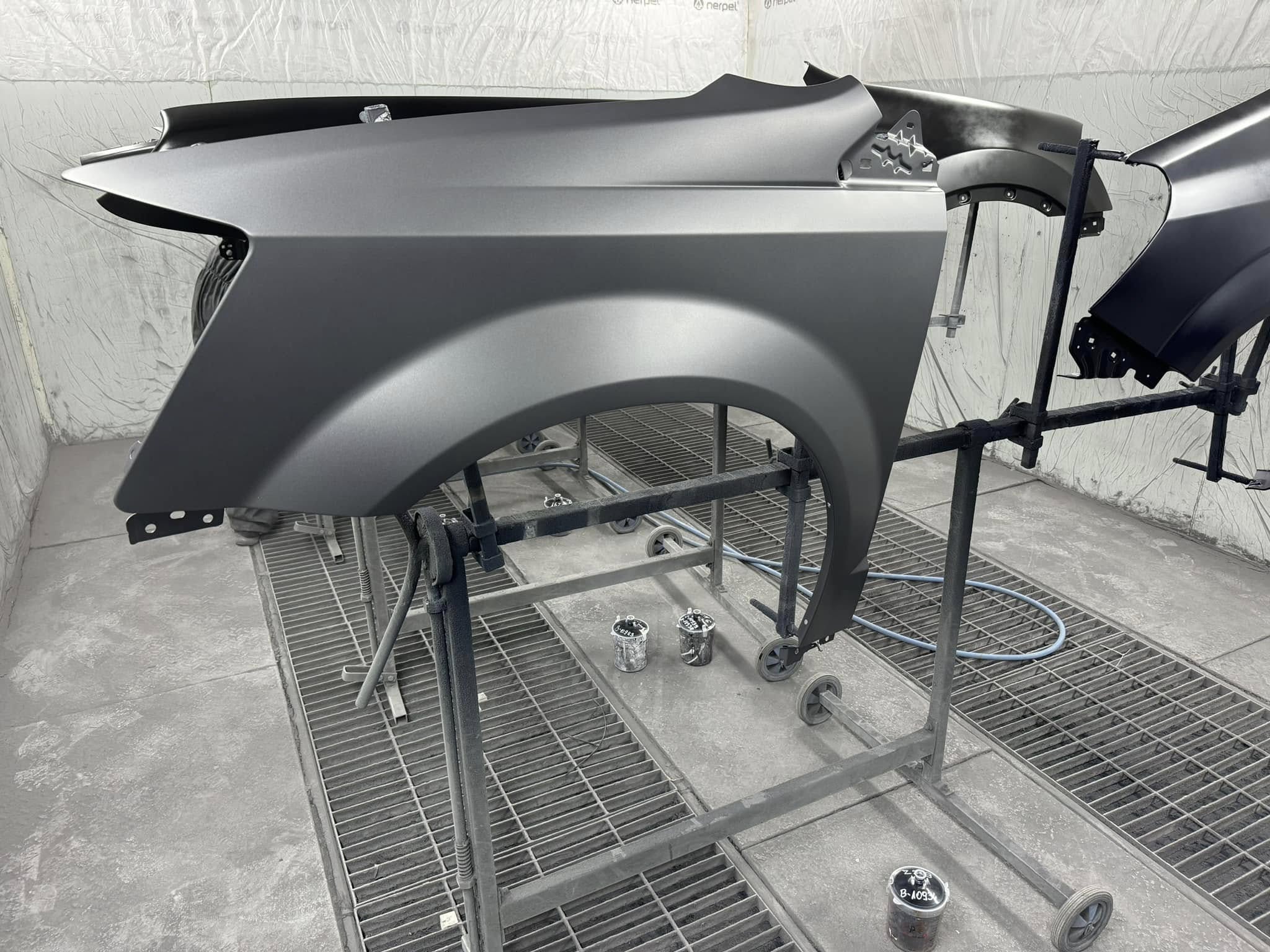 Welche Informationen benötige ich, wenn ich lackierte Teile für mein Auto bestelle?