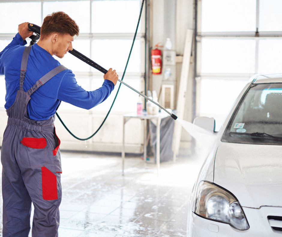 Wie wäscht man ein Auto in einer berührungslosen Waschanlage?