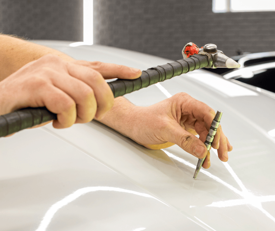 Wie hoch sind die Kosten für den Austausch von Karosserieteilen an einem Auto?